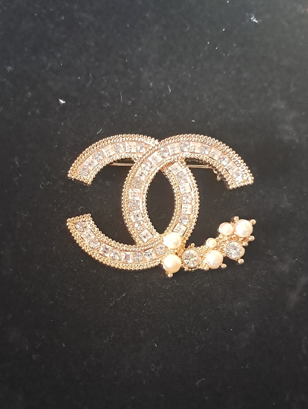 Fashion Jewelry Gold-Tone Crystal & Pearl CC-Style Brooch - Picture 2 of 2